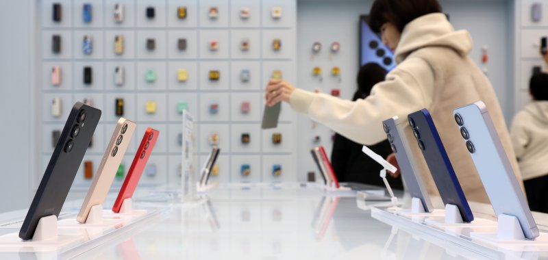 [서울=뉴시스] 김금보 기자 = 28일 서울 서초구 삼성스토어 강남점 갤럭시 스튜디오에서 방문객들이 갤럭시 S25 시리즈를 살펴보고 있다.삼성전자 '갤럭시 S25' 시리즈가 역대 갤럭시 시리즈중 가장 빠르게 국내 100만대 판매 신기록을 달성했다. 2025.02.28. kgb@newsis.com