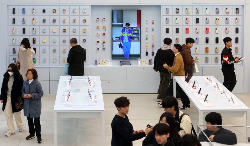 [서울=뉴시스] 김금보 기자 = 28일 서울 서초구 삼성스토어 강남점 갤럭시 스튜디오에서 방문객들이 갤럭시 S25 시리즈를 살펴보고 있다.삼성전자 '갤럭시 S25' 시리즈가 역대 갤럭시 시리즈중 가장 빠르게 국내 100만대 판매 신기록을 달성했다. 2025.02.28. kgb@newsis.com