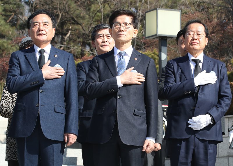 김문수 고용노동부 장관과 홍준표 대구시장이 28일 오전 대구 달서구 두류공원 2·28민주운동 기념탑 참배에 참석해 국민의례를 하고 있다. 2025.2.28/뉴스1 ⓒ News1 공정식 기자