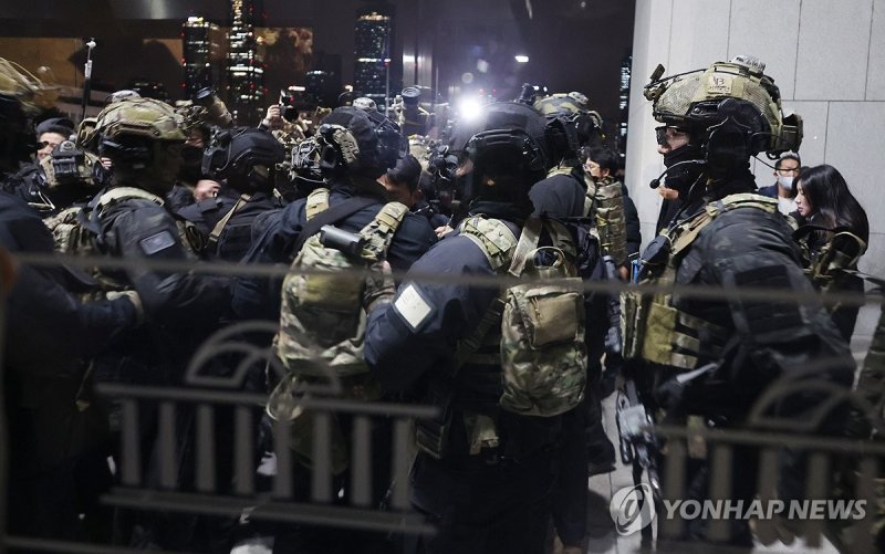 국회 본관 진입 시도하는 계엄군 (출처=연합뉴스)