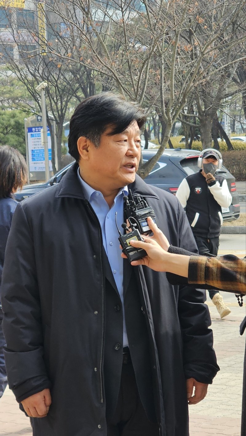 [안산=뉴시스] 문영호 기자=더불어민주당 양문석 의원이 28일 공직선거법 위반 등에 대한 선고를 앞두고 수원지방법원 안산지원에 들어서며 자신의 입장을 피력하고 있다.sonanom@newsis.com