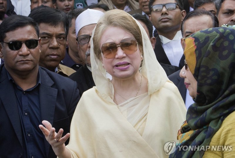 칼레다 지아 방글라데시민족주의당(BNP) 총재(가운데) (출처=연합뉴스)