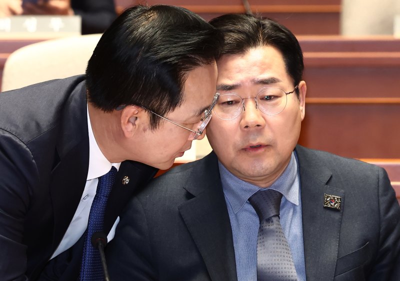 박찬대 더불어민주당 원내대표가 27일 오후 서울 여의도 국회에서 열린 의원총회에서 박성준 원내수석부대표와 대화하고 있다. 2025.2.27/뉴스1 ⓒ News1 김민지 기자