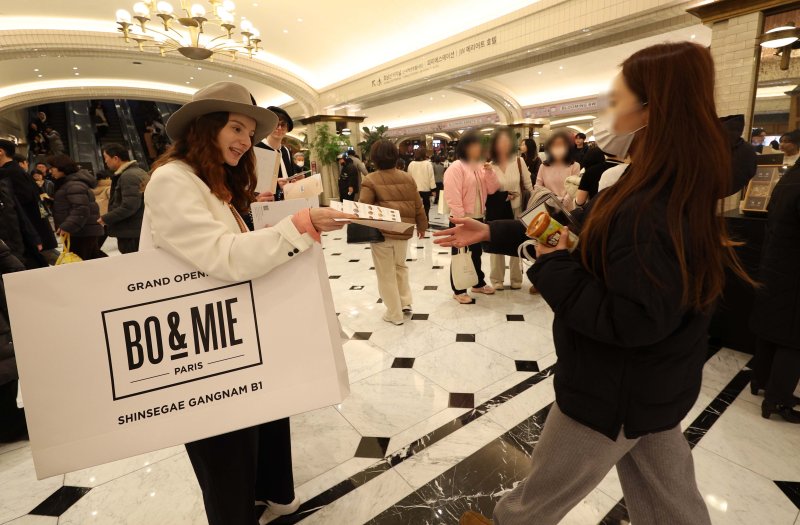 [서울=뉴시스] 고범준 기자 = 신세계푸드가 파리 블랑제리 ‘보앤미(BO&MIE)’를 국내에 론칭한 28일 서울 서초구 신세계백화점 강남점 보앤미에서 모델이 전단홍보를 하고 있다. 2017년 프랑스 론칭 이후 전통 맷돌 제분 방식으로 만든 프리미엄 밀가루 포리쉐(Foricher), 블랑제가 25년 간 키워온 천연발효종, 100% 핸드 메이드 방식 등으로 빵을 빚으며 전통과 품질을 지키며 정통 브레드와 디저트를 현대적 감성으로 재해석해 선보이며 현지인과 관광객들에게 큰 호응을 얻고 있다. 2025.02.28. bjko@newsis.c