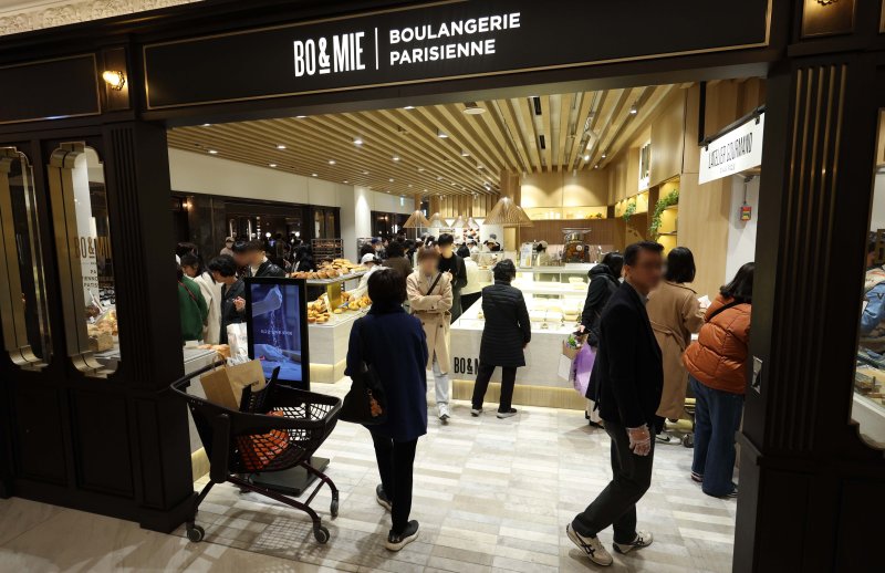 [서울=뉴시스] 고범준 기자 = 신세계푸드가 파리 블랑제리 ‘보앤미(BO&MIE)’를 국내에 론칭한 28일 서울 서초구 신세계백화점 강남점 보앤미에서 시민들이 다양한 빵을 살펴보고 있다. 2017년 프랑스 론칭 이후 전통 맷돌 제분 방식으로 만든 프리미엄 밀가루 포리쉐(Foricher), 블랑제가 25년 간 키워온 천연발효종, 100% 핸드 메이드 방식 등으로 빵을 빚으며 전통과 품질을 지키며 정통 브레드와 디저트를 현대적 감성으로 재해석해 선보이며 현지인과 관광객들에게 큰 호응을 얻고 있다. 2025.02.28. bjko@news