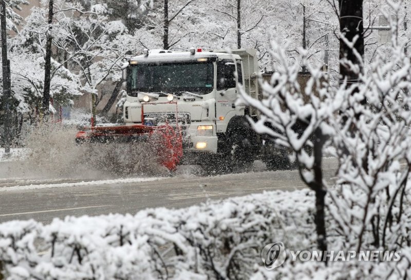 강릉 시내에서 눈 치우는 제설차 (출처=연합뉴스)