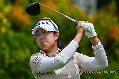티샷한 뒤 공의 방향을 쫓는 김아림. (출처=연합뉴스)