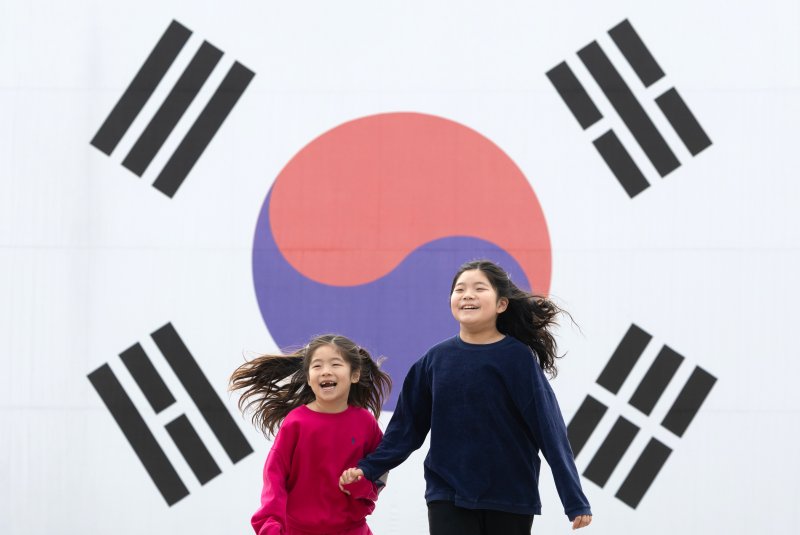 106주년 3.1절을 하루 앞둔 28일 오후 서울 서대문형무소를 찾은 어린이들이 뛰어 놀고 있다. 2025.2.28/뉴스1 ⓒ News1 이승배 기자