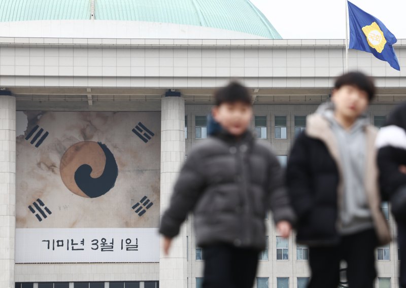 3.1절을 하루 앞둔 28일 서울 여의도 국회 본청에 진관사 태극기가 걸려 있다. 2025.2.28/뉴스1 ⓒ News1 김민지 기자