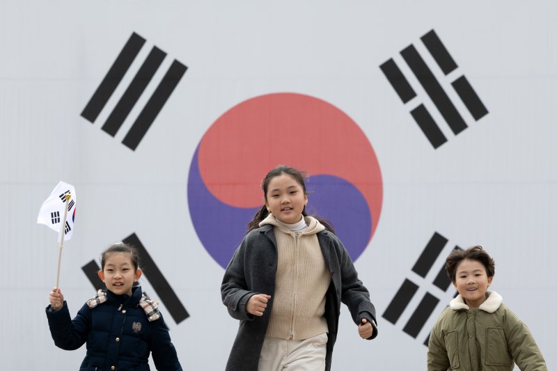 106주년 3.1절을 하루 앞둔 28일 오후 서울 서대문형무소를 찾은 어린이들이 뛰어 놀고 있다. 2025.2.28/뉴스1 ⓒ News1 이승배 기자