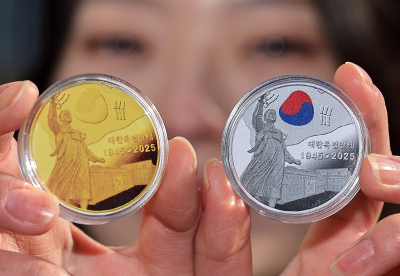 27일 오전 서울시 서대문구 서대문독립공원에서 열린 풍산화동양행의 '대한독립만세' 기념 메달 공개 발표회에서 모델이 기념 메달을 소개하고 있다. 광복 80주년을 맞아 1945년을 기념해 역대 최소 수량인 단 45장만 한정 발행된 금 1oz(31.1g)의 '대한독립만세' 기념메달은 유관순 열사와 태극기를 생생한 입체감으로 담아낸 디자인이 특징으로 높은 소장 가치가 예상된다. 2025.2.27/뉴스1 ⓒ News1 박정호 기자