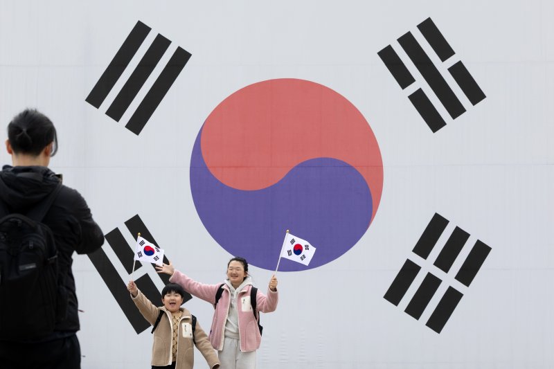 106주년 3.1절을 하루 앞둔 28일 오후 서울 서대문형무소를 찾은 어린이들이 기념촬영하고 있다. 2025.2.28/뉴스1 ⓒ News1 이승배 기자