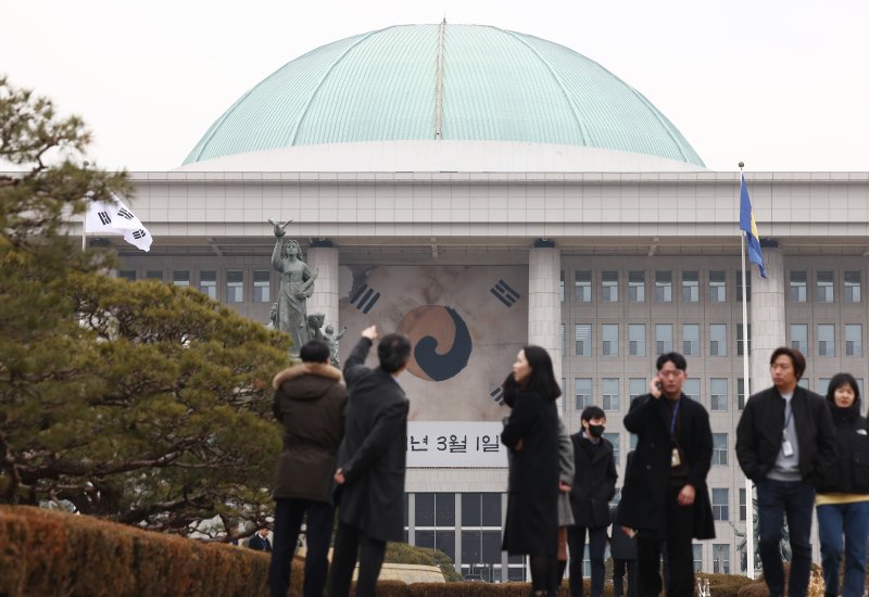 3.1절을 하루 앞둔 28일 서울 여의도 국회 본청에 진관사 태극기가 걸려 있다. 2025.2.28/뉴스1 ⓒ News1 김민지 기자