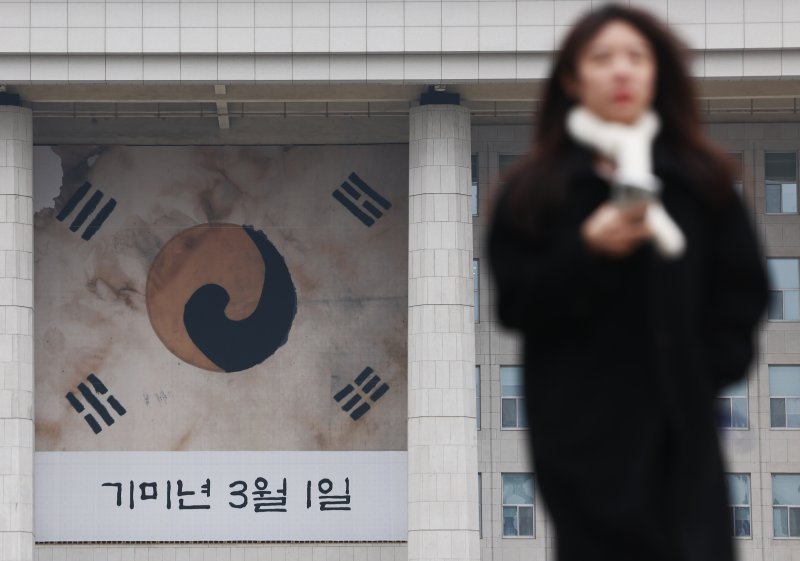 3.1절을 하루 앞둔 28일 서울 여의도 국회 본청에 진관사 태극기가 걸려 있다. 2025.2.28/뉴스1 ⓒ News1 김민지 기자