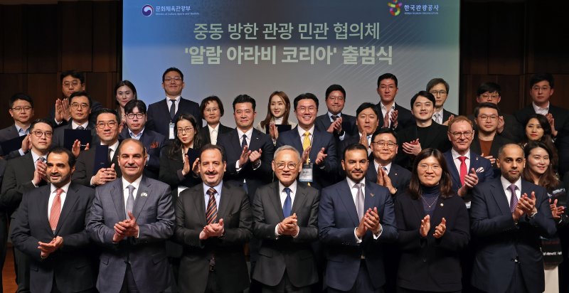[서울=뉴시스] 유인촌 문화체육관광부 장관이 28일 서울 중구 신라호텔에서 열린 중동 방한 관광 민관 협의체 ‘알람 아라비 코리아’ 출범식에 참석해 주한 사우디아라비아, 아랍에미리트, 카타르, 쿠웨이트, 오만 대사 및 회원사 대표들과 함께 기념촬영을 하고 있다. (사진=문화체육관광부 제공) 2024.02.28. photo@newsis.com *재판매 및 DB 금지