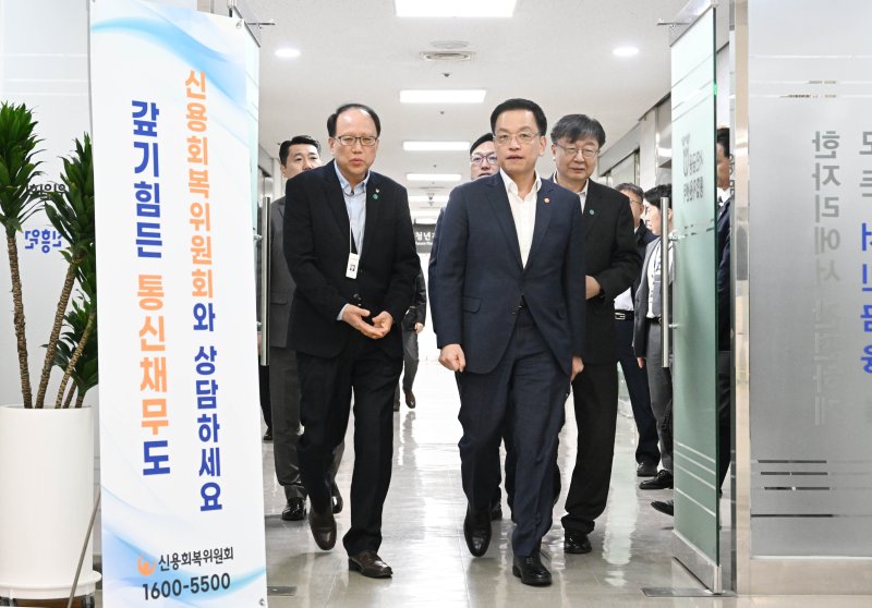 [서울=뉴시스] 최진석 기자 = 최상목 대통령 권한대행 부총리 겸 기획재정부 장관이 28일 서울 중구 중앙 서민금융통합지원센터를 방문하고 있다. (사진=기획재정부 제공) 2025.02.28. photo@newsis.com *재판매 및 DB 금지