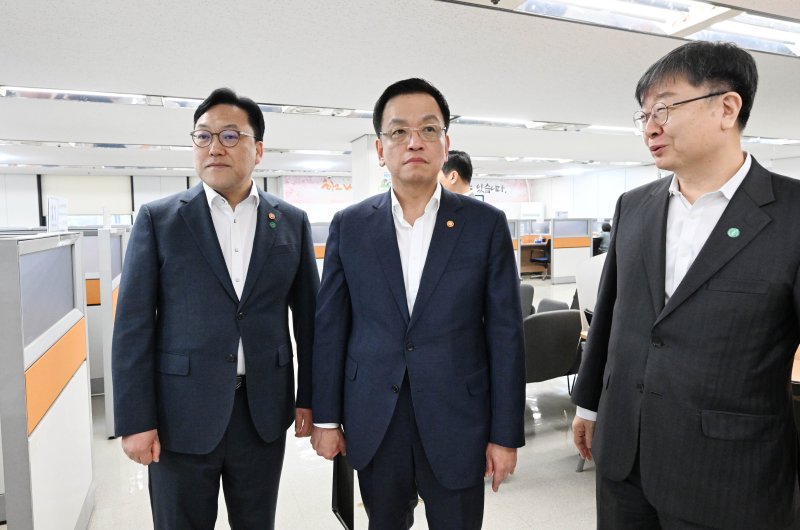 [서울=뉴시스] 최진석 기자 = 최상목 대통령 권한대행 부총리 겸 기획재정부 장관이 28일 서울 중구 중앙 서민금융통합지원센터를 방문해 이재연 서민금융진흥원장 겸 신용회복위원장으로부터 센터에 대한 설명을 듣고 있다. 왼쪽은 김병환 금융위원장. (사진=기획재정부 제공) 2025.02.28. photo@newsis.com *재판매 및 DB 금지