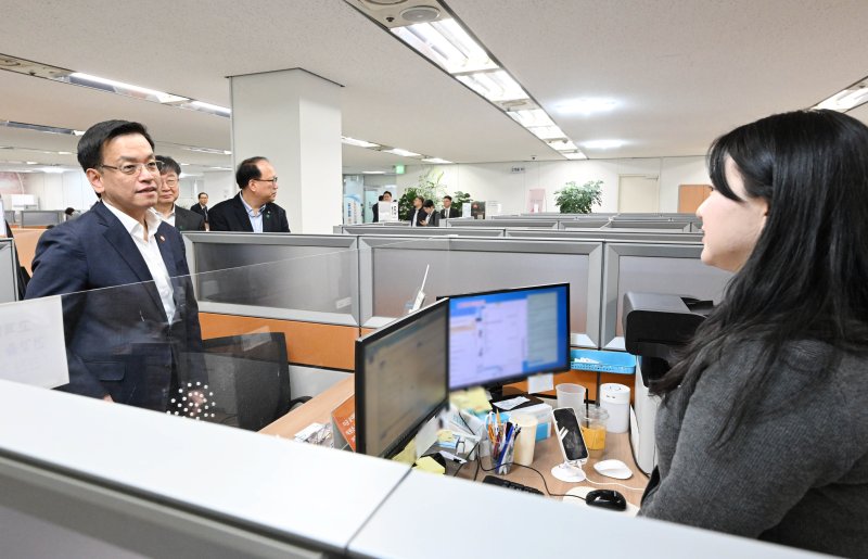 [서울=뉴시스] 최진석 기자 = 최상목 대통령 권한대행 부총리 겸 기획재정부 장관이 28일 서울 중구 중앙 서민금융통합지원센터를 방문해 센터 근무자를 격려하고 있다. (사진=기획재정부 제공) 2025.02.28. photo@newsis.com *재판매 및 DB 금지