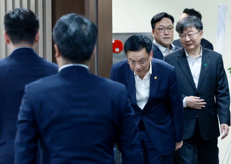 [서울=뉴시스] 최진석 기자 = 최상목 대통령 권한대행 부총리 겸 기획재정부 장관이 28일 서울 중구 한국프레스센터 신용회복위원회 대회의실에서 열린 민생경제점검회의에 입장하며 참석자들과 인사하고 있다. (대통령실통신사진기자단) 2025.02.28. myjs@newsis.com