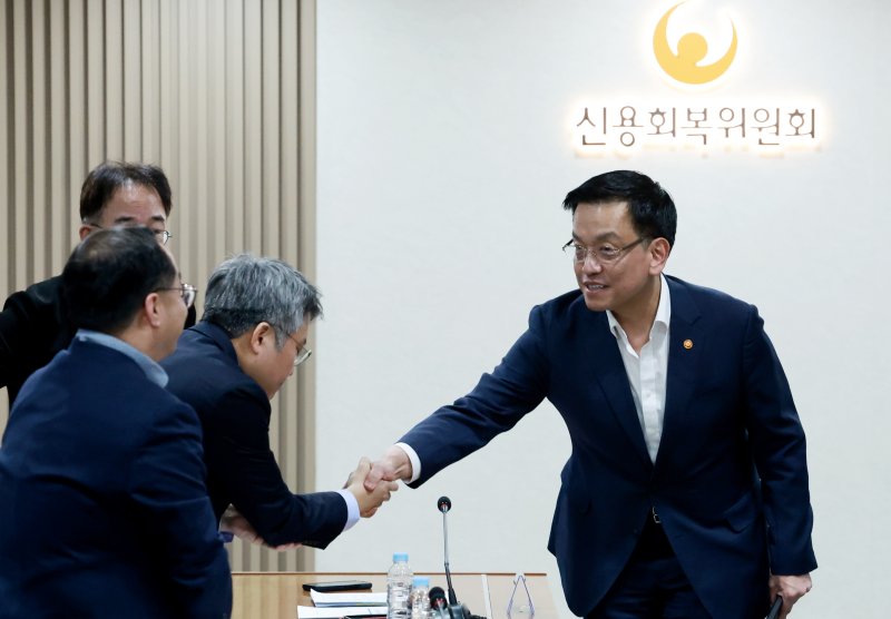 [서울=뉴시스] 최진석 기자 = 최상목 대통령 권한대행 부총리 겸 기획재정부 장관이 28일 서울 중구 한국프레스센터 신용회복위원회 대회의실에서 열린 민생경제점검회의에 입장하며 참석자들과 인사하고 있다. (대통령실통신사진기자단) 2025.02.28. myjs@newsis.com