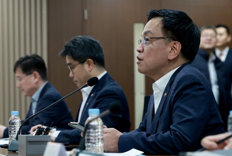[서울=뉴시스] 최진석 기자 = 최상목 대통령 권한대행 부총리 겸 기획재정부 장관이 28일 서울 중구 한국프레스센터 신용회복위원회 대회의실에서 열린 민생경제점검회의에서 발언하고 있다. (대통령실통신사진기자단) 2025.02.28. myjs@newsis.com