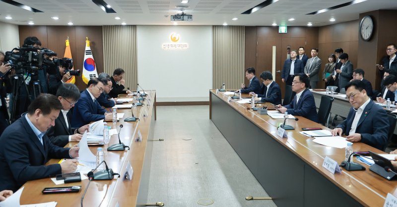 [서울=뉴시스] 최진석 기자 = 최상목 대통령 권한대행 부총리 겸 기획재정부 장관이 28일 서울 중구 한국프레스센터 신용회복위원회 대회의실에서 열린 민생경제점검회의를 주재하고 있다. (대통령실통신사진기자단) 2025.02.28. myjs@newsis.com