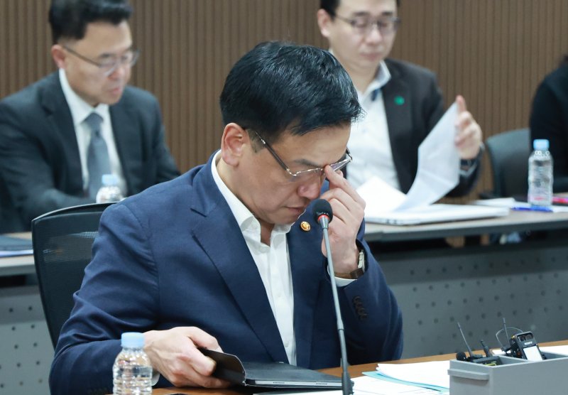 [서울=뉴시스] 최진석 기자 = 최상목 대통령 권한대행 부총리 겸 기획재정부 장관이 28일 서울 중구 한국프레스센터 신용회복위원회 대회의실에서 열린 민생경제점검회의에서 발언 후 안경을 고쳐쓰고 있다. (대통령실통신사진기자단) 2025.02.28. myjs@newsis.com