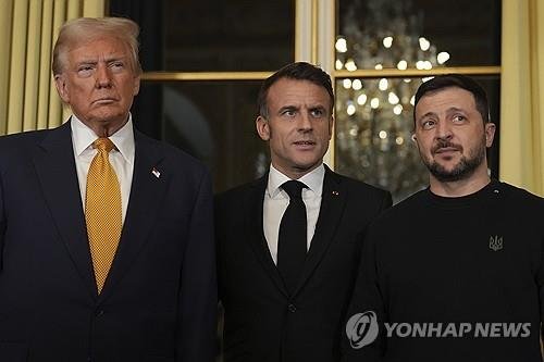 당선인 시절인 작년 12월 파리서 젤렌스키(우)와 만난 트럼프 미국 대통령(좌) (출처=연합뉴스)