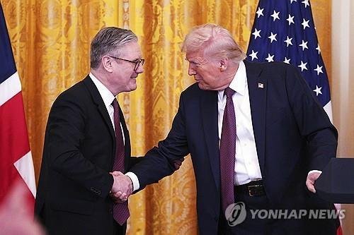 27일(현지시간) 기자회견장서 악수하는 미국과 영국 정상 (출처=연합뉴스)