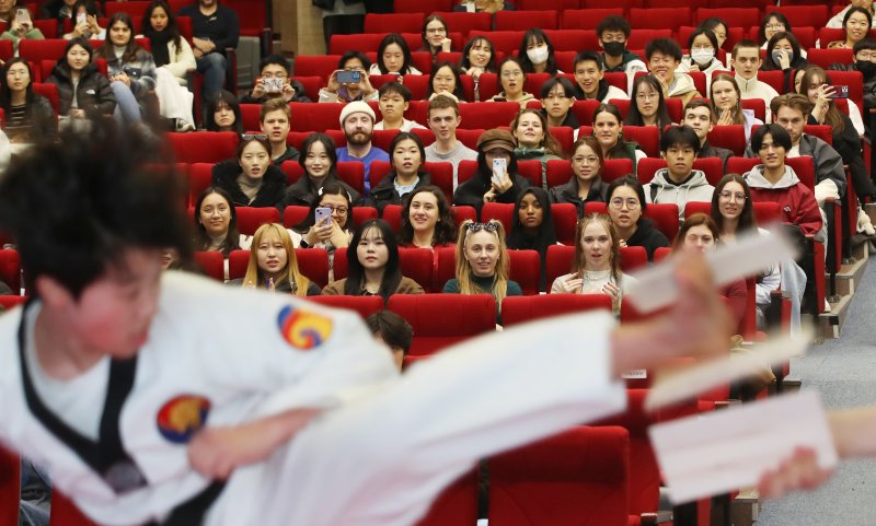 28일 오후 부산 남구 국립부경대학교 대연캠퍼스 대학극장에서 열린 '2025학년도 1학기 외국인 신입생 오리엔테이션'에서 외국인 신입생들이 태권도 공연을 즐기고 있다. 2025.2.28/뉴스1 ⓒ News1 윤일지 기자