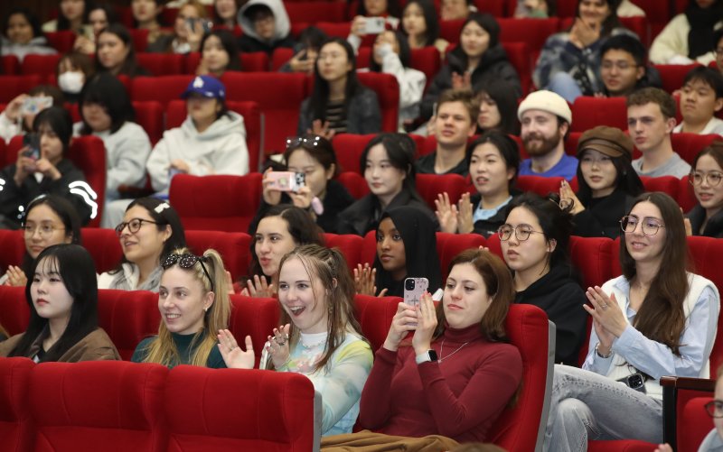 28일 오후 부산 남구 국립부경대학교 대연캠퍼스 대학극장에서 열린 '2025학년도 1학기 외국인 신입생 오리엔테이션'에서 외국인 신입생들이 태권도 공연을 즐기고 있다. 2025.2.28/뉴스1 ⓒ News1 윤일지 기자
