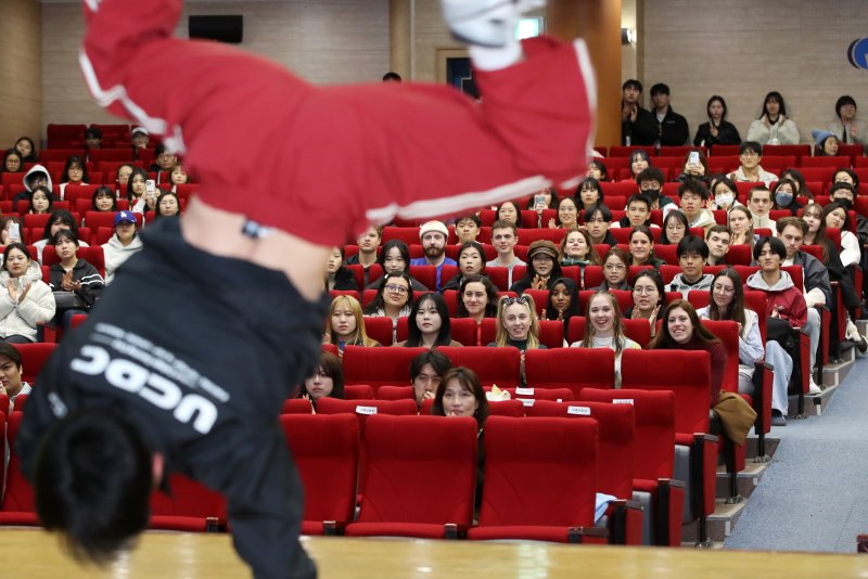 28일 오후 부산 남구 국립부경대학교 대연캠퍼스 대학극장에서 열린 '2025학년도 1학기 외국인 신입생 오리엔테이션'에서 외국인 신입생들이 케이팝 댄스 공연을 즐기고 있다. 2025.2.28/뉴스1 ⓒ News1 윤일지 기자