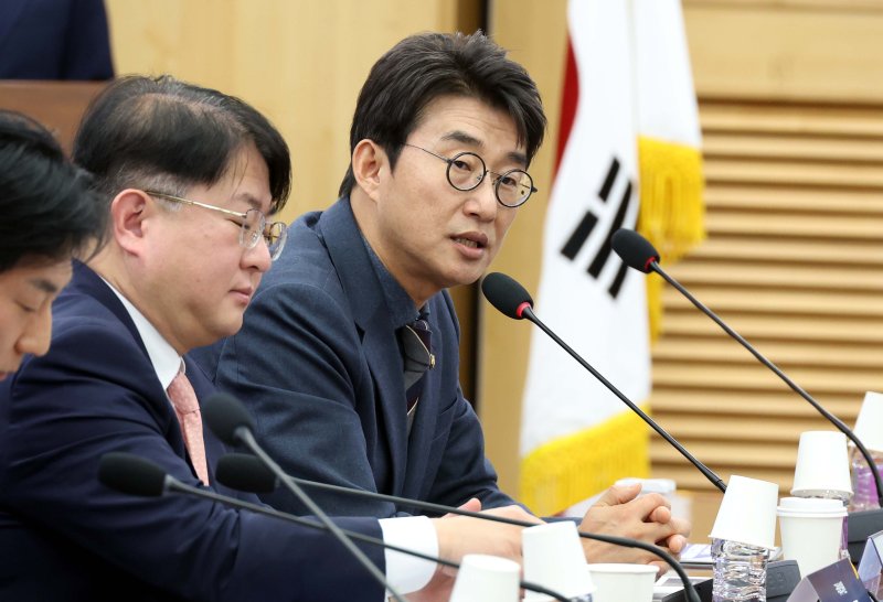 [서울=뉴시스] 조성봉 기자 = 노종면 더불어민주당 의원이 6일 오후 서울 여의도 국회 의원회관 세미나실에서 열린 '국민과 함께 정보통신의 미래로! 민주당 정보통신특위 발대식' 에서 축사를 하고 있다. 2025.02.06. suncho21@newsis.com