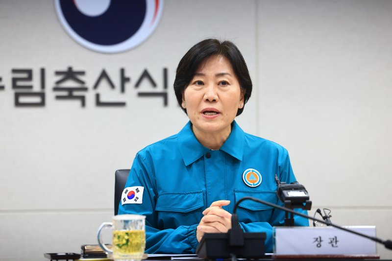 [세종=뉴시스] 송미령 농림축산식품부 장관은 다음 주 전국적으로 폭우·폭설이 예상됨에 따라 농가에 농축산 시설 피해 예방을 위한 조치 사항을 전달하라고 농촌 지도기관과 지방자치단체 등에 당부했다. (사진=농식품부 제공) 2025.02.28. photo@newsis.com *재판매 및 DB 금지