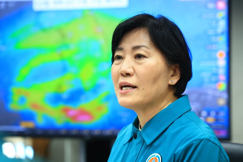 [세종=뉴시스] 송미령 농림축산식품부 장관은 다음 주 전국적으로 폭우·폭설이 예상됨에 따라 농가에 농축산 시설 피해 예방을 위한 조치 사항을 전달하라고 농촌 지도기관과 지방자치단체 등에 당부했다. (사진=농식품부 제공) 2025.02.28. photo@newsis.com *재판매 및 DB 금지