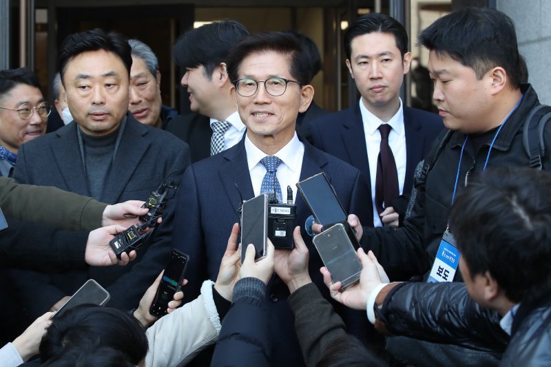 김문수 고용노동부 장관이 28일 오전 대구 달서구 대구문화예술회관에서 열린 제65주년 2·28민주운동 기념식을 마친 뒤 취재진 질문에 답하고 있다. 2025.2.28/뉴스1 ⓒ News1 공정식 기자