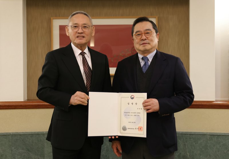 유인촌 문화체육관광부 장관이 28일 서울 서초구 예술의전당에서 구자열 예술의전당 신임 이사장에게 임명장을 수여한 뒤 기념촬영을 하고 있다. / 사진제공=문체부