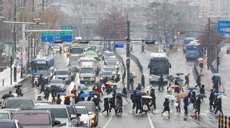 [서울=뉴시스] 3·1절인 1일 토요일은 전국 대부분 지역에 비가 내리겠으며, 중부지방과 경상권을 중심으로 대기가 매우 건조하겠다. 2025.02.28.