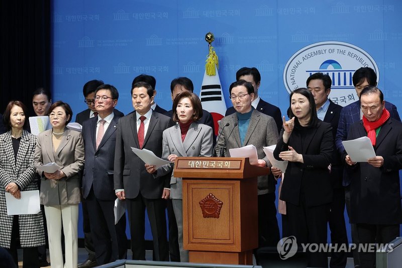 '공정한 평의 촉구 탄원' 기자회견하는 국민의힘 의원들 (출처=연합뉴스)