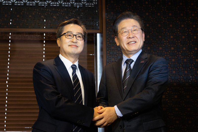 [서울=뉴시스] 국회사진기자단=이재명 더불어민주당 대표와 김동연 경기도지사가 28일 오후 서울 여의도의 한 식당에서 만나 악수를 하고 있다.2025.02.28. photo@newsis.com
