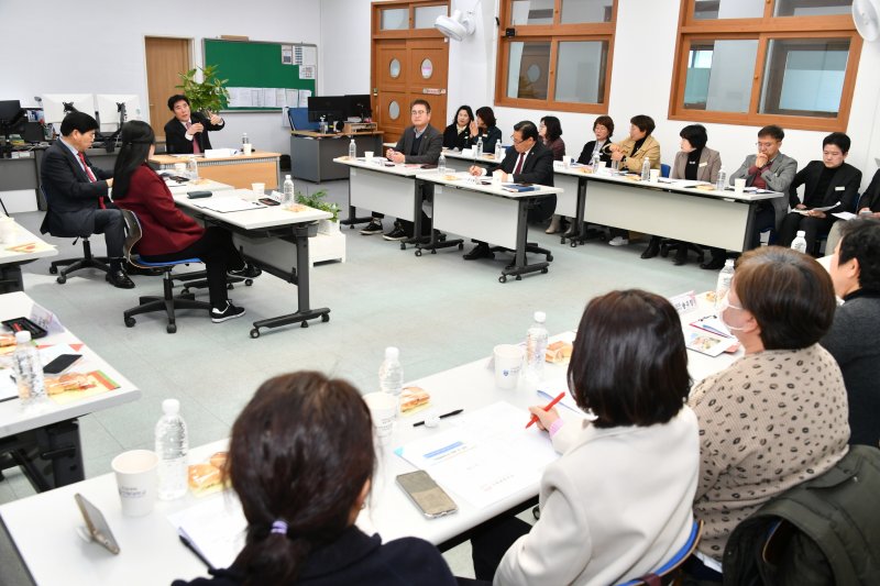 [거제=뉴시스]경남도의회 교육위원회가 현지 의정활동으로 28일 거제시 소재 특수학교 애광학교를 방문해 학교 운영 현황 및 교육 환경을 확인한 후 애로사항을 청취하고 있다.(사진=경남도의회 제공) 2025.02.28. photo@newsis.com