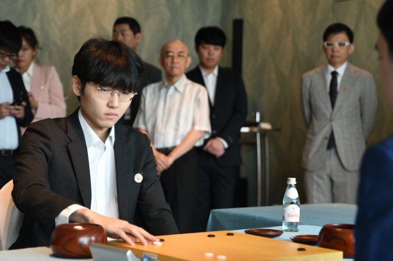 난양배 월드바둑마스터스 우승을 차지한 신진서 9단. (한국기원 제공)
