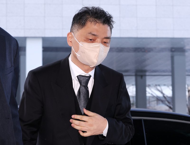 김범수 카카오 경영쇄신위원장이 7일 오전 서울 양천구 남부지법에서 열린 속행공판에 출석하고 있다. 김 위원장은 지난해 2월 SM엔터테인먼트(에스엠)를 인수하는 과정에서 경쟁사인 하이브의 공개 매수를 방해하기 위해 에스엠 주가를 하이브의 공개 매수 가격보다 높게 조작하려 했다는 혐의를 받고 있다. 2025.2.7/뉴스1 ⓒ News1 박지혜 기자