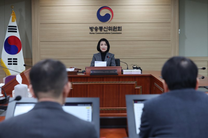이진숙 방송통신위원장이 28일 오전 경기 과천시 정부과천청사 방송통신위원회에서 열린 제4차 위원회 회의에서 모두발언을 하고 있다. 2025.2.28/뉴스1 ⓒ News1 황기선 기자