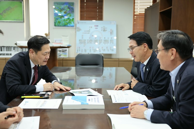 [고창=뉴시스] 심덕섭 고창군수(왼쪽 두번째)가 국가보훈처 이희완 차관(왼쪽 첫번째)을 만나 고창출신 103명의 서훈신청서를 전달하며 설명하고 있다. *재판매 및 DB 금지