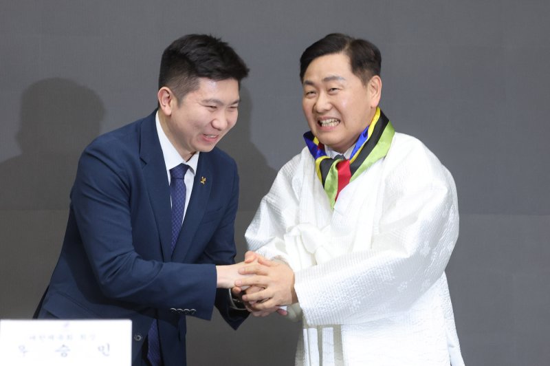 [서울=뉴시스] 김금보 기자 = 유승민 대한체육회 회장이 28일 서울 송파구 올림픽파크텔에서 열린 2025년도 대한체육회 정기대의원총회에서 2036년 하계올림픽대회 유치 후보 도시에 전라북도가 선정된 후 김관영 전북지사와 악수하고 있다. 2025.02.28. kgb@newsis.com
