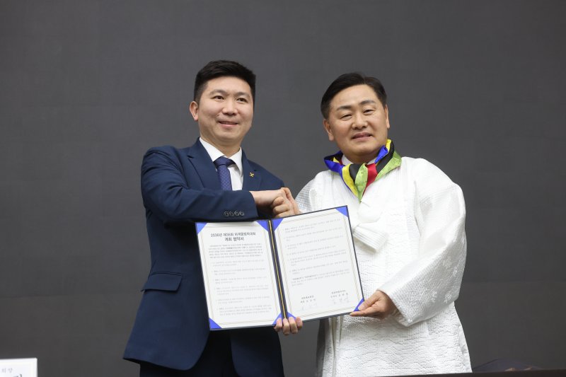 [서울=뉴시스] 김금보 기자 = 유승민(왼쪽) 대한체육회 회장과 김관영 전북지사가 28일 서울 송파구 올림픽파크텔에서 열린 2025년도 대한체육회 정기대의원총회에서 2036년 하계올림픽대회 개최 협약서에 서명 후 기념촬영을 하고 있다. 2025.02.28. kgb@newsis.com