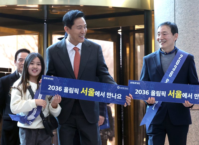 [서울=뉴시스] 김금보 기자 = 2036년 하계올림픽대회 유치도시신청 선정에 나선 오세훈 서울시장이 28일 서울 송파구 올림픽파크텔에서 열린 2025년도 대한체육회 정기대의원총회에 참석하고 있다. 2025.02.28. kgb@newsis.com