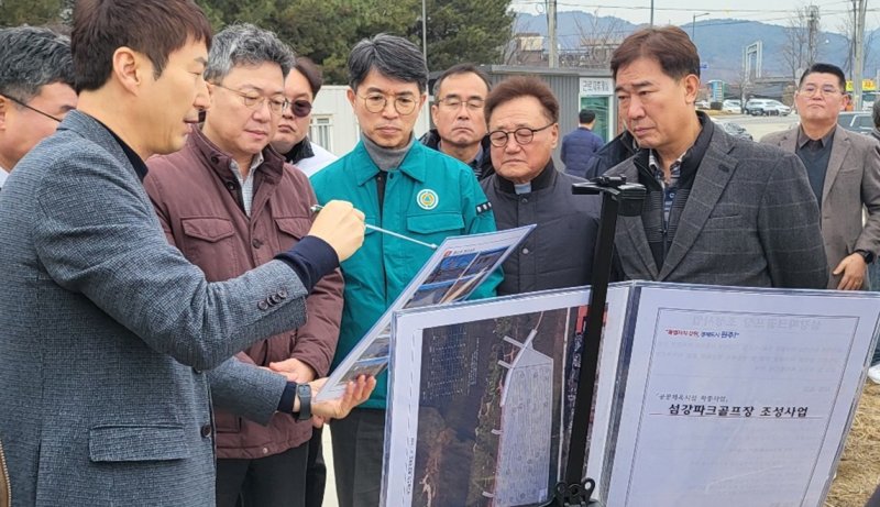 김완섭 환경부 장관이 28일 강원 원주시 문막읍 취병리 섬강 둔치 주변을 찾은 가운데, 박정하 국민의힘 국회의원(원주 갑), 전재섭 원주시 부시장, 조현수 원주지방환경청장, 정동기 원주시체육회장, 이문희 원주시파크골프협회장 등과 함께 원주시의 섬강파크골프장 조성 사업을 살피고 있다. (재판매 및 DB금지) 2025.2.28/뉴스1 신관호 기자