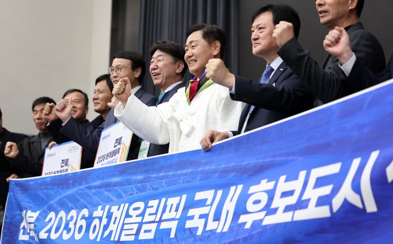 김관영 전라북도도지사가 28일 서울 송파구 올림픽파크텔에서 열린 대한체육회 대의원총회에서 2036년 하계올림픽대회 유치 후보 도시에 전라북도가 선정된 후 관계자들과 기념촬영을 하고 있다. . 2025.2.28/뉴스1 ⓒ News1 김성진 기자